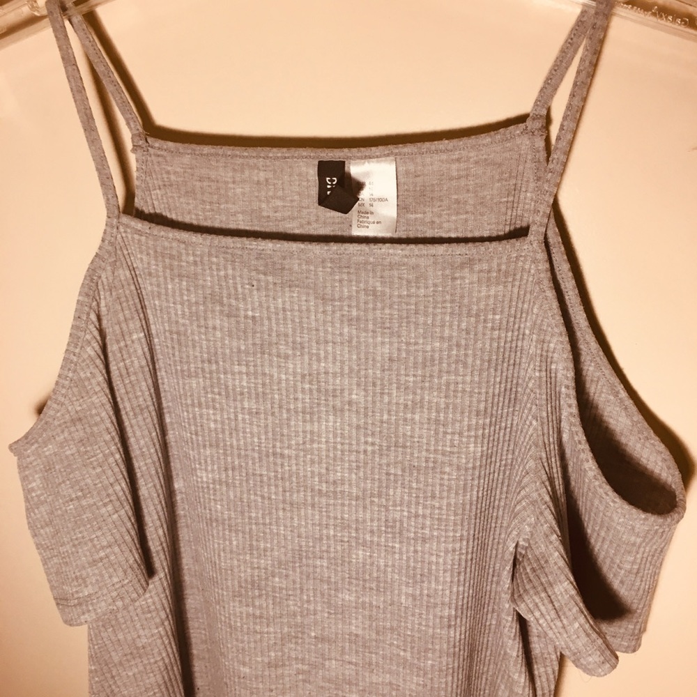 A short grey dress